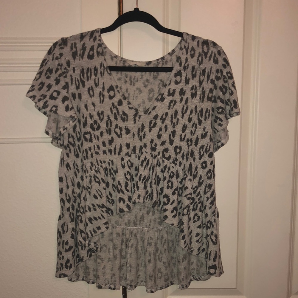 Comfortable ruffled shirt. Very cute from Altar’d State! Size small.